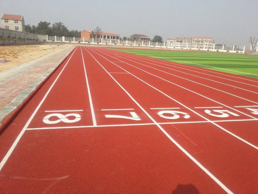 户外塑胶跑道材料的施工的基本方案是什么？