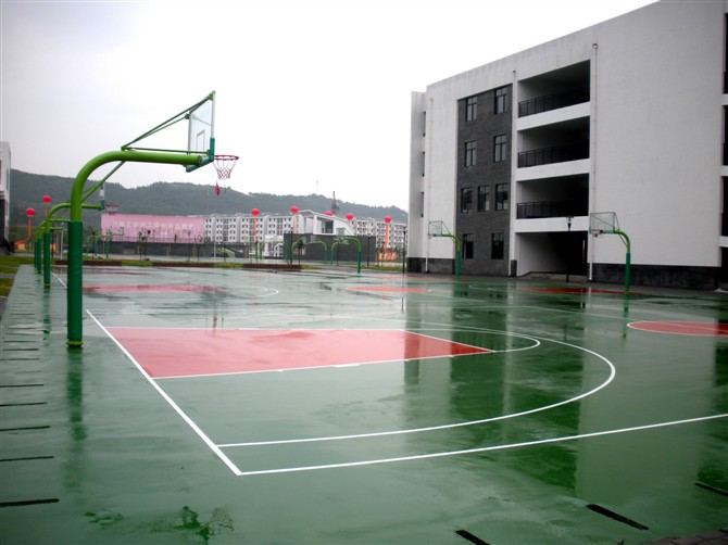 为什么塑胶球场会有难闻的气味?该怎么解决?